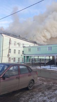 Пожар в Рыбном тушат более 50 специалистов МЧС